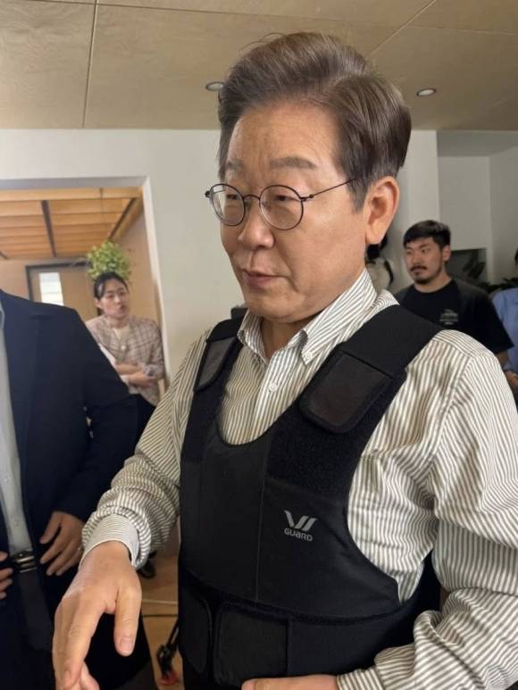 이재명 더불어민주당 대선 후보가 7일 전북 전주에서 ‘K콘텐츠 관계자 간담회’를 마친 뒤 방검복을 착용하고 있다. 김태선 민주당 의원 페이스북 캡처