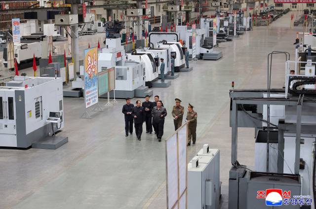 김정은 위원장은 군수공장을 둘러보며 “더 많은 포탄을 생산해 우리 무력의 전력 확대에 이바지해달라”고 말했다. 조선중앙통신·연합뉴스