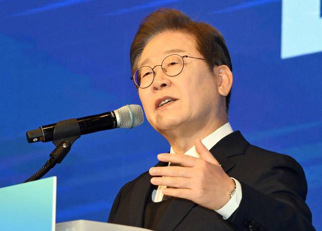 이재명 더불어민주당 대선 후보가 8일 서울 여의도 중소기업중앙회에서 열린 '더불어민주당 중앙선대위 직능본부 민생정책 협약식'에 참석해 인사말을 하고 있다. 오승현 기자