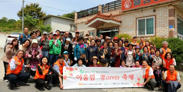 중소기업 CEO들로 구성된 테크노섬나회는 8일 울산 울주군 율리의 한 음식점에서 어르신을 초대해 ‘어울림 효(HYO) 잔치’ 봉사활동을 펼쳤다. 사진제공=테크노섬나회