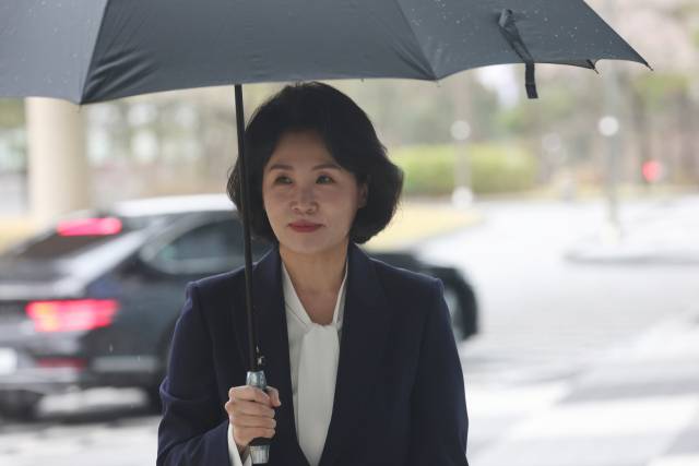 '공직선거법 위반' 혐의로 1심에서 벌금형을 선고받은 이재명 더불어민주당 대표 배우자 김혜경 씨가 경기 수원시 영통구 수원고등법원에서 열린 항소심 공판에 출석하고 있다. 뉴스1