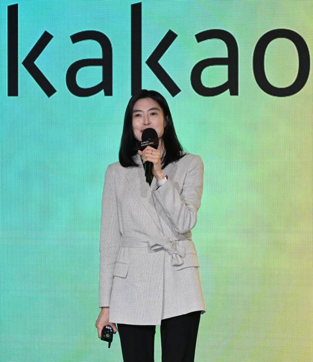 정신아 카카오 대표가 2월 서울 중구 더 플라자 호텔에서 열린 기자간담회에서 카카오와 챗GPT 개발사 오픈AI와의 전략적 제휴를 발표하고 있다. 권욱 기자