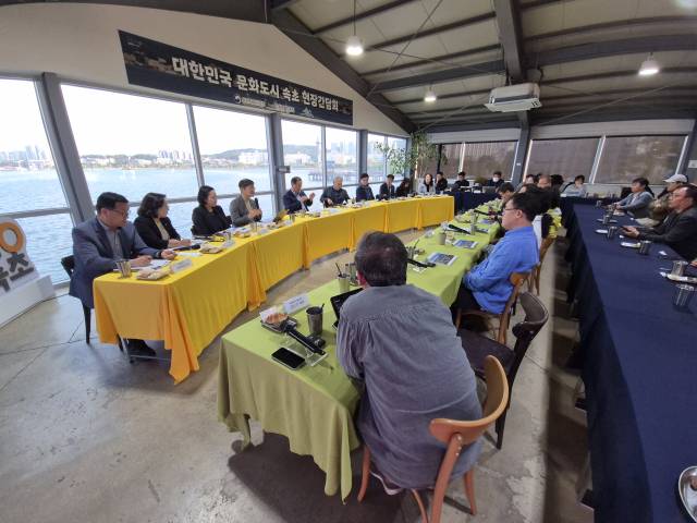 7일 속초시의 한 카페에서 '대한민국 문화도시 속초 간담회'가 열리고 있다. 연합뉴스