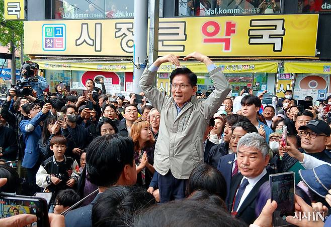 5월6일 포항 죽도시장을 찾은 김문수 국민의힘 대선후보가 시민과 지지자들에게 인사하고 있다. ⓒ시사IN 김수혁