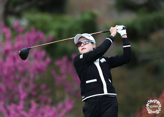 두 차례 우승 기쁨을 누렸던 메인후원사 주최 대회 NH투자증권 레이디스 챔피언십에서 통산 최다승 타이(20승)rlf기록을 정조준하는 박민지. 사진제공  |  KLPGA