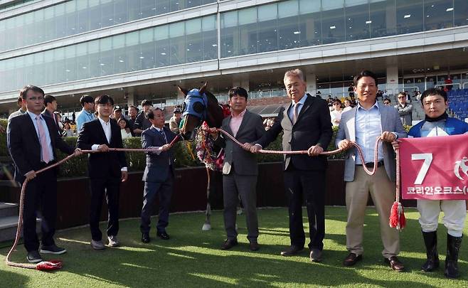 트리플 티아라 시리즈 두번째 경주로 4일 렛츠런파크 부산경남에서 열린 ‘제26회 코리안오크스 대상경주’서 우승한 판타스틱밸류의 시상식        사진제공 ｜한국마사회