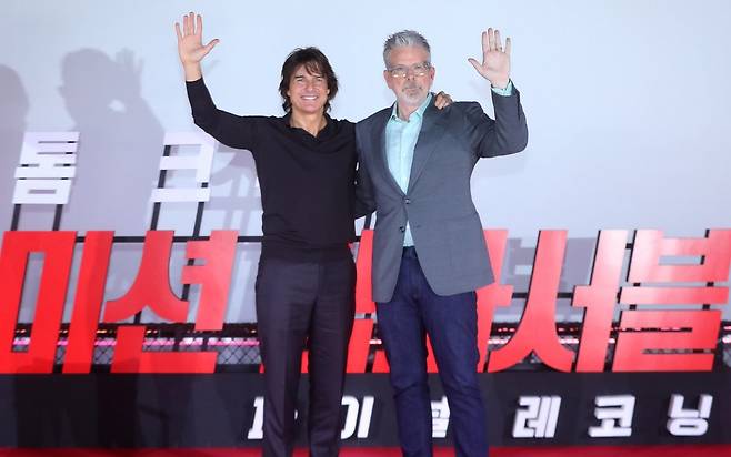 [서울=뉴시스] 김혜진 기자 = 톰 크루즈(왼쪽), 크리스토퍼 맥쿼리 감독이 8일 오후 서울 송파구 롯데시네마 월드타워에서 열린 영화 ‘미션 임파서블: 파이널 레코닝’ 프레스 컨퍼런스에서 포즈를 취하고 있다.  2025.05.08. jini@newsis.com