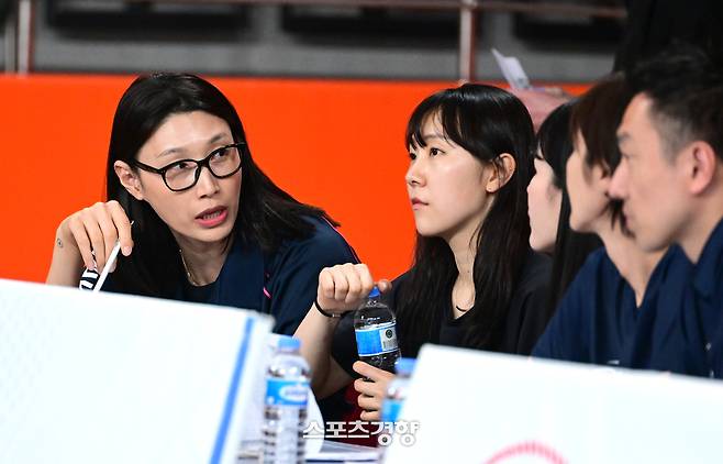 흥국생명 어드바이저 김연경이 7일(현지시각) 튀르키예 이스탄불에서 열리는 2025 KOVO 외국인 선수 트라이아웃 둘째날 연습경기에서 다른 스태프들과 선수들을 분석하고 있다. KOVO 제공
