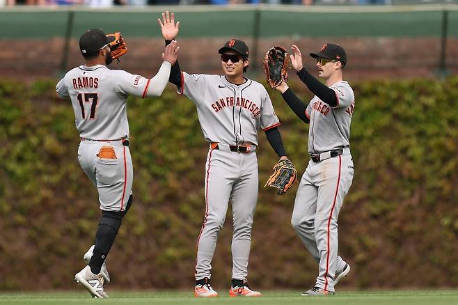 샌프란시스코 이정후가 8일 시카고 컵스전 승리 후 야스트렘스키, 라모스와 함께 외야에서 승리를 자축하고 있다. AFP연합뉴스