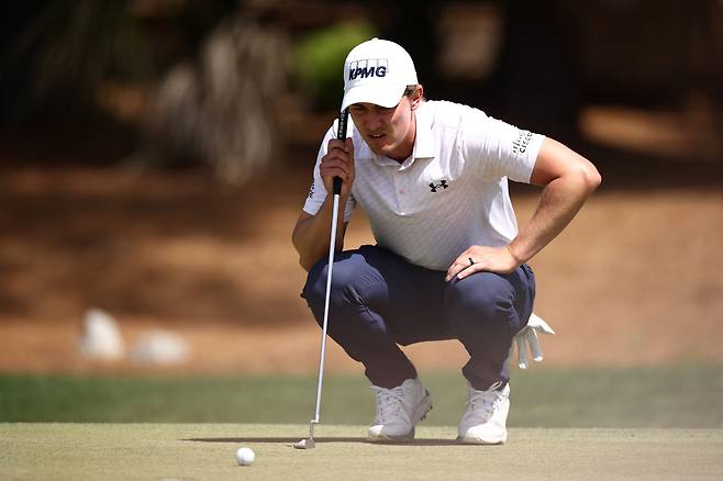 매버릭 맥닐리가 지난달 21일 열린 PGA 투어 RBC 헤리티지 최종 라운드 6번 홀에서 퍼팅을 하기 위해 라인을 살피고 있다. 게티이미지코리아