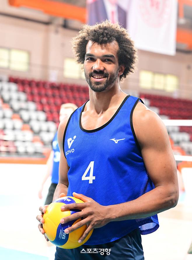 마이클 아히가 7일(현지시간) 튀르키예 이스탄불에서 진행 중인 2025 KOVO 외국인 선수 트라이아웃에서 첫 연습경기를 마친 뒤 포즈를 취하고 있다. KOVO 제공