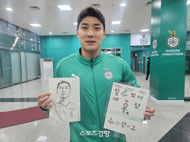 대전 주민규가 지난 2일 대전월드컵경기장에서 기자와 만나 어린이 팬들이 자신에게 선물한 그림을 보여주고 있다. 대전 | 황민국 기자