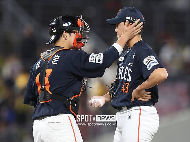 ▲ 오랜 기간 한화의 주전 포수였던 최재훈은 후배 투수들을 잘 이끌며 선두 질주의 공신으로 평가받고 있다 ⓒ곽혜미 기자