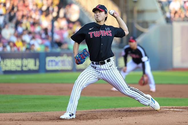 ▲ LG 왼손투수 최채흥이 보상선수 지명 이적 후 처음으로 LG 유니폼을 입고 1군 마운드에 올랐다. 5회 위기를 겪으면서 1점을 내줬지만 4회까지는 단 1피안타에 무실점 투구를 펼쳤다. ⓒ LG 트윈스