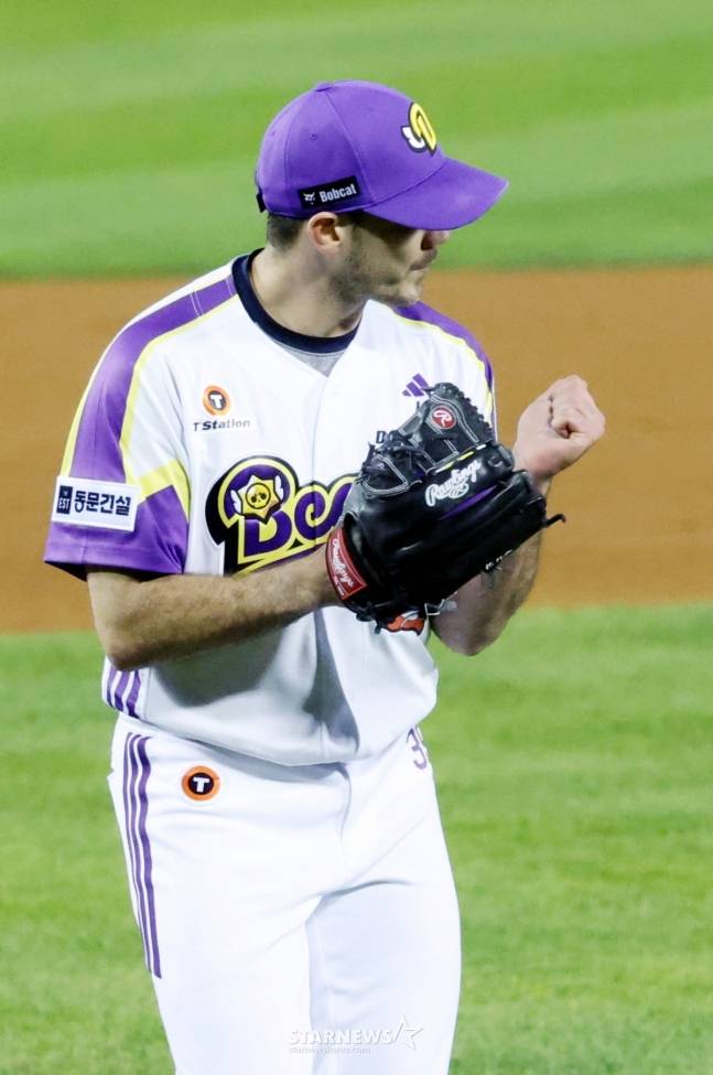 2025 신한 SOL Bank KBO리그 두산 베어스 대 LG 트윈스 경기가 7일 잠실야구장에서 열렸다.  두산 선발 잭로그가 7회 투구를 마친 후 더그아웃으로 향하고 있다. /사진=김진경 대기자