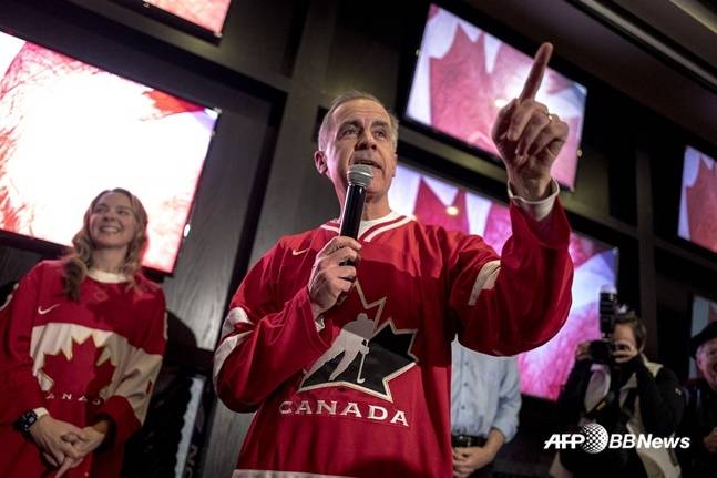 아이스하키 유니폼을 입고 연설하는 마크 카니 캐나다 총리. /AFPBBNews=뉴스1