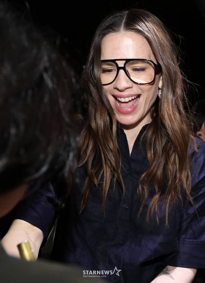 (김포공항=뉴스1) 권현진 기자 = 할리우드 배우 헤일리 앳웰이 '미션 임파서블: 파이널 레코닝' 홍보를 위해 7일 오후 서울김포비즈니스항공센터(SGBAC)를 통해 내한해 팬들과 즐거운 시간을 보내고 있다. 2025.5.7/뉴스1  Copyright (C) 뉴스1. All rights reserved. 무단 전재 및 재배포,  AI학습 이용 금지. /사진=(김포공항=뉴스1) 권현진 기자