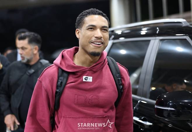 (김포공항=뉴스1) 권현진 기자 = 할리우드 배우 그렉 타잔 데이비스가 '미션 임파서블: 파이널 레코닝' 홍보를 위해 7일 오후 서울김포비즈니스항공센터(SGBAC)를 통해 내한해 미소를 짓고 있다. 2025.5.7/뉴스1  Copyright (C) 뉴스1. All rights reserved. 무단 전재 및 재배포,  AI학습 이용 금지. /사진=(김포공항=뉴스1) 권현진 기자