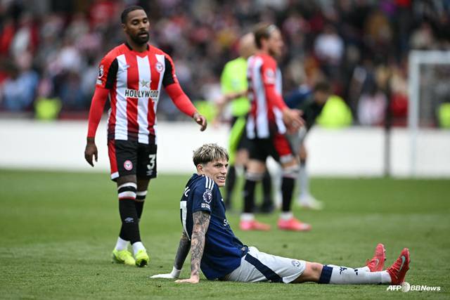 아쉬워하는 맨유 알레한드로 가르나초(오른쪽). /AFPBBNews=뉴스1