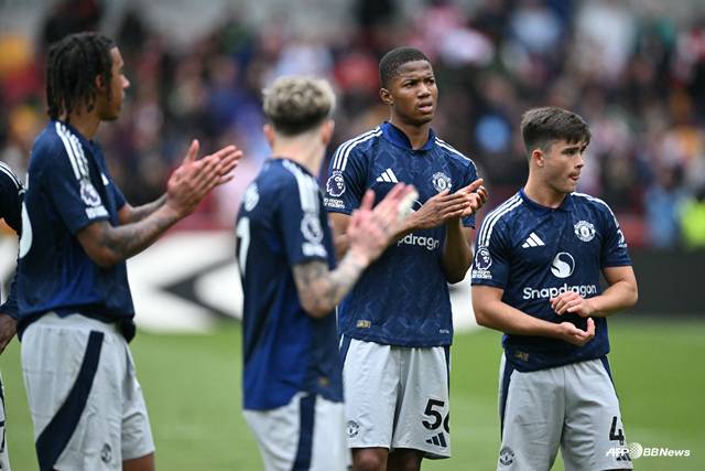 팬들에게 인사하는 맨유 선수단. /AFPBBNews=뉴스1