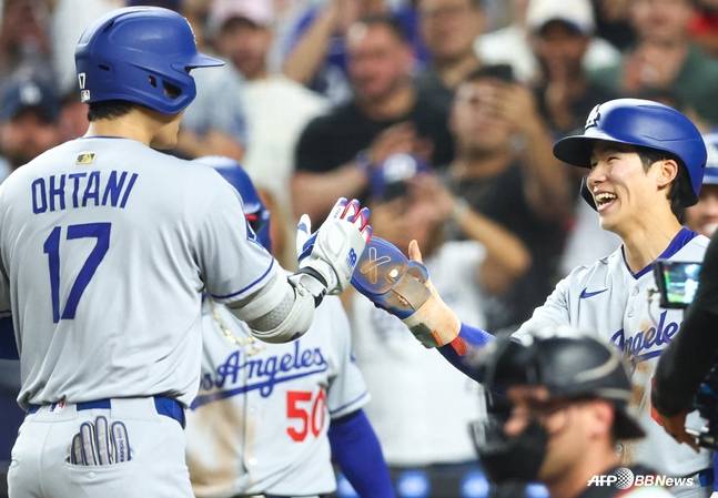오타니(왼쪽)와 김혜성. /AFPBBNews=뉴스1