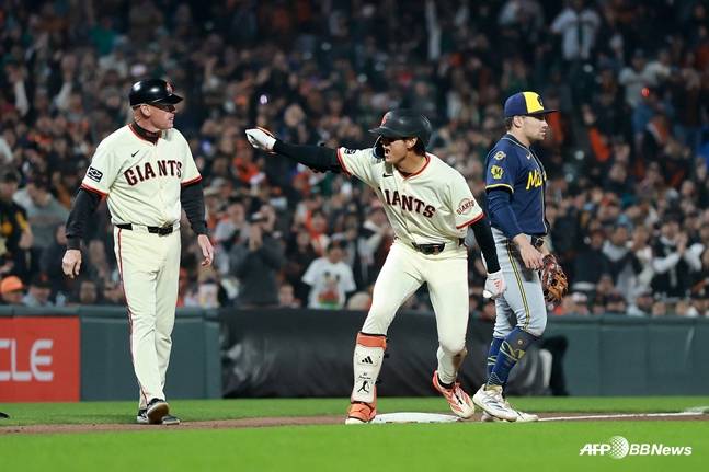 이정후가 밀워키전에서 3루타를 치고 세리머니를 하고 있다. /AFPBBNews=뉴스1