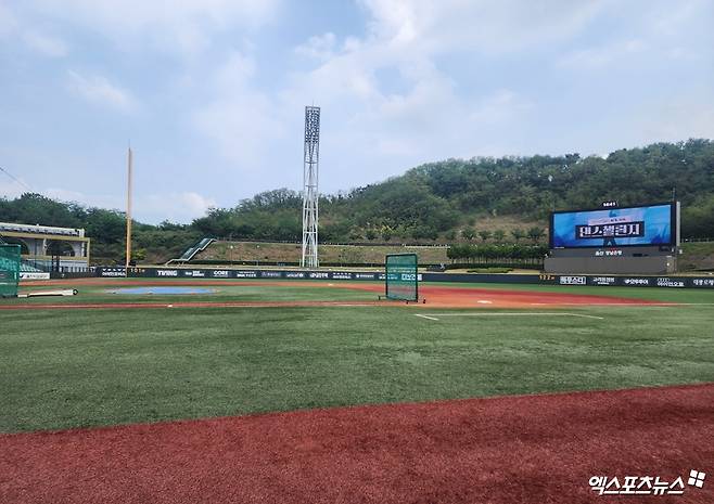 NC 다이노스는 8일 '울산 문수야구장을 대체 홈구장으로 사용하기로 결정했다'고 공식 발표했다. 문수야구장은 롯데 자이언츠의 제2 홈구장이자 인조잔디 구장이다. NC는 '이번 결정은 창원NC파크의 재개장이 무기한 연기된 상황에서 선수단의 안정적인 경기력 유지와 KBO리그의 원활한 운영을 위해 이뤄졌다'며 '구단은 연휴 기간 다양한 대체 경기장을 신중히 검토했으며, 연휴 직후 울산시와 협의를 진행했다'고 밝혔다. 울산 문수야구장 전경. 엑스포츠뉴스 DB