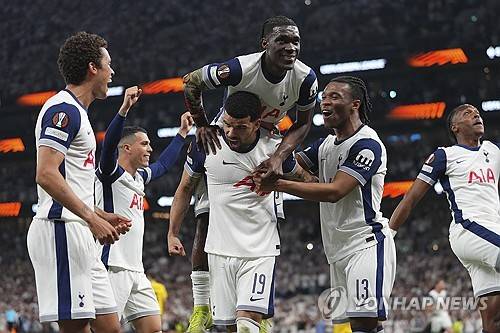 토트넘이 8일(한국시간) 경기가 있는 노르웨이 북쪽에 있는 작은 도시 보되로 이동했다. 이날 토트넘 선수단 대부분의 선수들이 비행기에 몸을 실었지만, 두 명의 주장단인 손흥민, 그리고 제임스 매디슨이 원정에 동행하지 않았다.&nbsp;연합뉴스