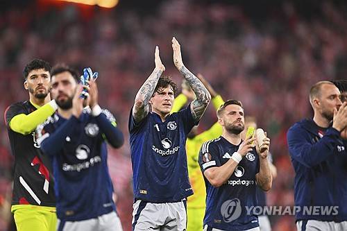 아모림 감독이 8일(한국시간) 영국 맨체스터에 있는 올드 트래포드에서 진행된 빌바오와의 2024-2025시즌 유럽축구연맹(UEFA) 유로파리그 4강 2차전을 앞둔 기자회견에서 대회 우승을 할 수 있다고 말했다.&nbsp;연합뉴스