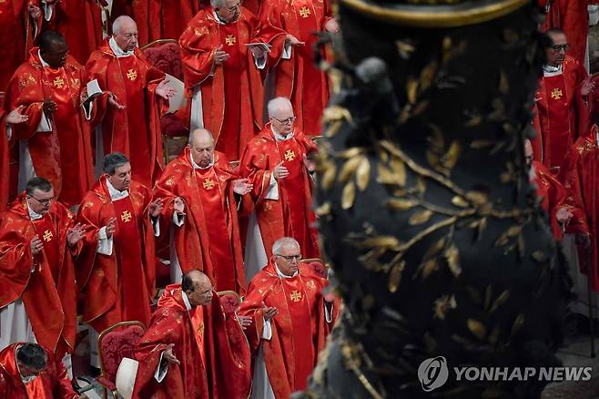 성 베드로 대성전에 모인 추기경들 VATICAN MEDIA / AFP 연합뉴스. 재판매 및 DB 금지]