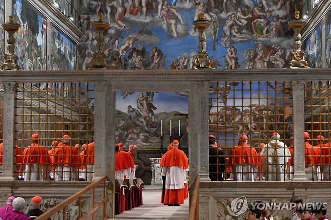 시스티나 성당에 모인 추기경들 [Vatican Media/로이터 연합뉴스. 재판매 및 DB 금지]
