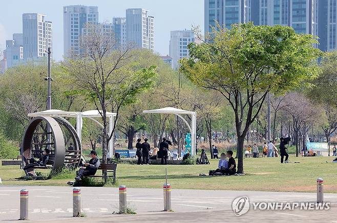 나무 그늘 아래 휴식 (서울=연합뉴스) 김인철 기자 = 전날 내린 비가 그치고 맑은 날씨를 보이는 20일 서울 서초구 반포한강공원에서 시민들이 나무그늘 아래 앉아 휴식을 취하고 있다. 2025.4.20 yatoya@yna.co.kr