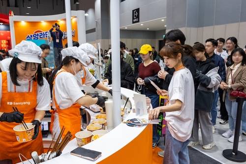 '불닭 먹고 가세요~' [삼양식품 제공. DB 및 재판매 금지]