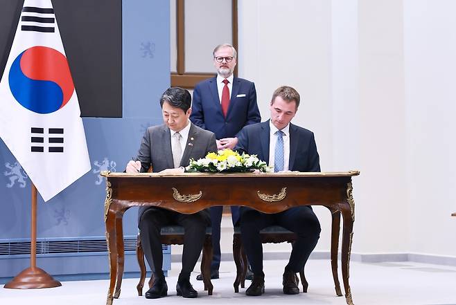 한·체코, 원전산업 협력 약정' 체결식 (프라하=연합뉴스) 안덕근 산업통상자원부 장관(왼쪽)은 7일(현지시간) 체코 프라하 총리실에서 페트르 피알라 체코 총리를 비롯한 한·체코 정부 대표단과 이철규 산업통상자원중소벤처기업위원회 위원장 등 국회 대표단이 참석한 가운데 '한·체코 원전산업 협력 약정' 체결식을 가졌다. [산업통상자원부 제공. 재판매 및 DB 금지]