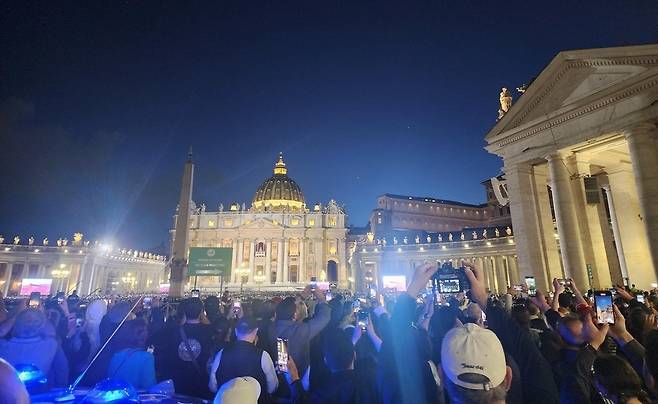'역사적 순간 담아두자' 굴뚝 향해 카메라 든 사람들 (바티칸=연합뉴스) 신창용 특파원 = 7일(현지시간) 바티칸 성 베드로 광장에 모인 사람들이 시스티나 성당 굴뚝에서 나오는 검은 연기를 지켜보며 촬영하고 있다. 2025.05.07 changyong@yna.co.kr