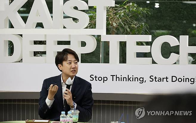 학생 의견 청취하는 이준석 대선후보 (대전=연합뉴스) 강수환 기자 = 개혁신당 이준석 대선후보가 7일 오후 대전 유성구 한국과학기술원(KAIST)에서 재학생들과 '2030 현장 청취' 간담회를 진행하고 있다. 2025.5.7 swan@yna.co.kr