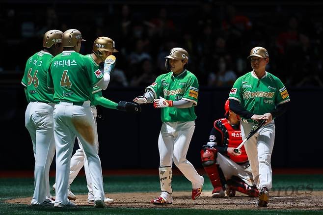 홈에 들어와 축하받는 김태진 [키움 히어로즈 제공. 재판매 및 DB 금지]