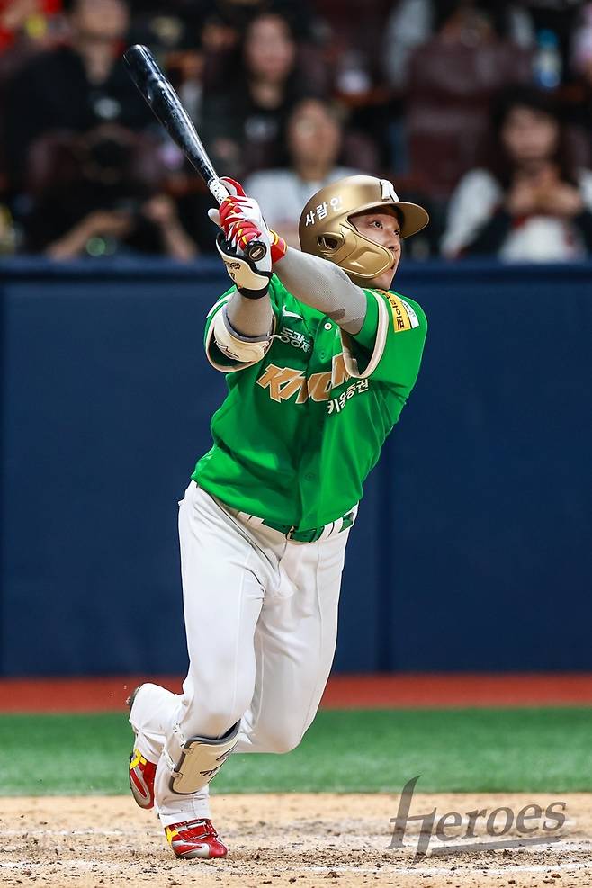 타구를 눈으로 좇는 김태진 [키움 히어로즈 제공. 재판매 및 DB 금지]