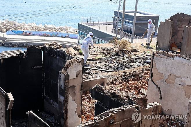 폐기물 치우는 작업자 (영덕=연합뉴스) 손대성 기자 = 7일 경북 영덕군 영덕읍 석리 따개비 마을에서 작업자들이 석면 슬레이트를 치우고 있다. 2025.5.7 sds123@yna.co.kr