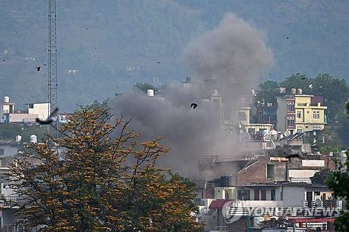 카슈미르에 떨어진 포탄 [AFP=연합뉴스 자료사진. 재판매 및 DB 금지]