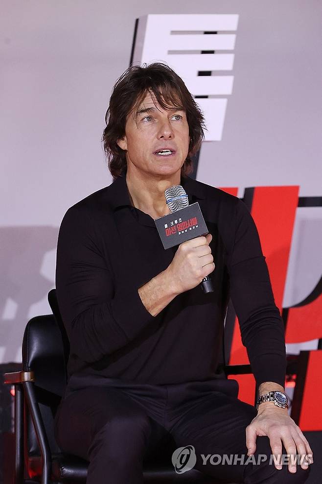 톰 크루즈, 내한 기자간담회 (서울=연합뉴스) 강민지 기자 = 할리우드 배우 톰 크루즈가 8일 서울 송파구 롯데시네마 월드타워에서 열린 영화 '미션 임파서블: 파이널 레코닝' 기자간담회에서 인사말을 하고 있다. 2025.5.8 mjkang@yna.co.kr