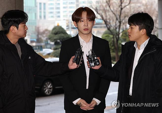 질문 답하는 남태현 (서울=연합뉴스) 이지은 기자 = 필로폰을 매수·투약한 혐의로 기소된 가수 남태현이 18일 오전 서울 마포구 서부지법에서 열린 선고기일에 출석, 취재진의 질문에 답하고 있다. 2024.1.18 jieunlee@yna.co.kr