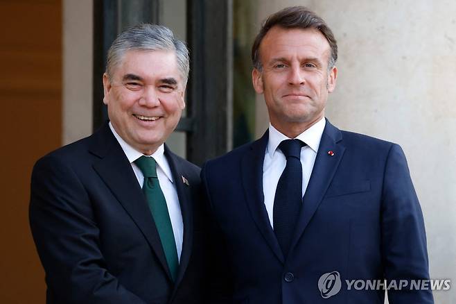 5일 엘리제궁서 베르디무하메도프 전 투르크메니스탄 대통령(왼쪽)과 만나는 마크롱 프랑스 대통령 [AFP 연합뉴스 자료사진. 재판매 및 DB 금지]