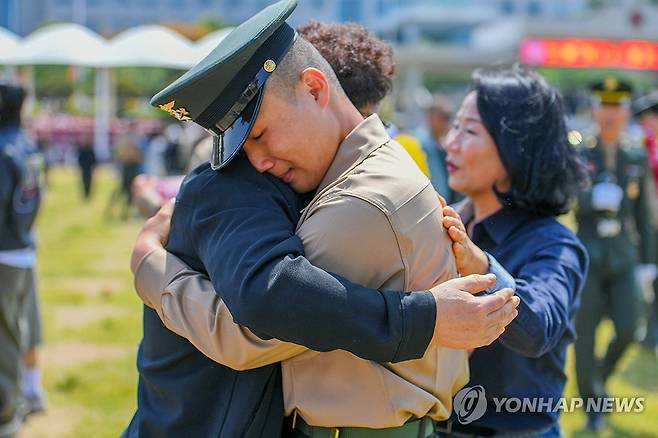 "그리웠던 부모님" (포항=연합뉴스) 어버이날인 8일 경북 포항의 해병대 교육훈련단에서 열린 해병 신병 1천316기 수료식에서 신병들이 부모님을 안고 존경과 사랑의 마음을 표현하고 있다. 2025.5.8 [해병대 교육훈련단 제공. 재판매 및 DB 금지] sds123@yna.co.kr