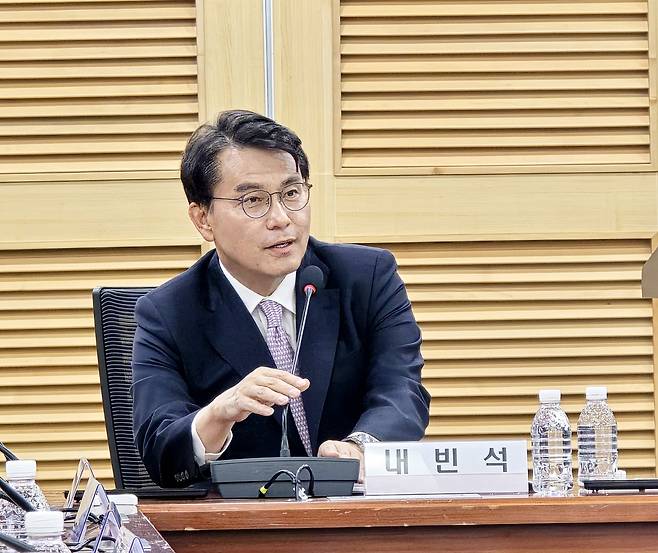 인사하는 국민의힘 윤상현 의원     (서울=연합뉴스) 김주환 기자 = 국민의힘 윤상현 의원이 8일 서울 국회의원회관에서 열린 '게임산업 성장·수출 지원을 통한 청년 일자리 창출' 토론회에서 인사하고 있다. 2025.5.8 jujuk@yna.co.kr
