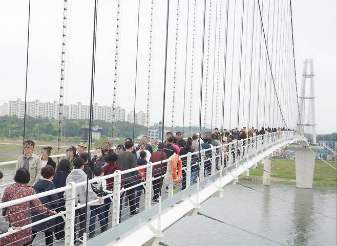 여주 남한강 출렁다리를 찾은 시민들 [여주세종문화관광재단 제공. 재판매 및 DB 금지]