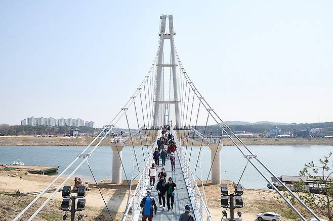 여주 남한강 출렁다리 개통 (서울=연합뉴스) 경기도는 지역균형발전사업으로 추진한 '여주 남한강 출렁다리'를 지난 1일 정식 개통했다고 2일 밝혔다. 개통된 여주 한남강 출렁다리로 여행객 등 시민들이 이동하고 있다. 2025.5.2 [경기도 제공. 재판매 및 DB 금지] photo@yna.co.kr