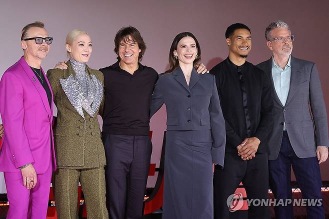 '미션 임파서블: 파이널 레코닝' 주역들 (서울=연합뉴스) 강민지 기자 = 8일 서울 송파구 롯데시네마 월드타워에서 열린 영화 '미션 임파서블: 파이널 레코닝' 기자간담회에서 감독과 배우들이 포즈를 취하고 있다. 왼쪽부터 사이먼 페그, 폼 클레멘티에프, 톰 크루즈, 헤일리 앳웰, 그레그 타잔 데이비스, 크리스토퍼 맥쿼리 감독.
, 2025.5.8 mjkang@yna.co.kr