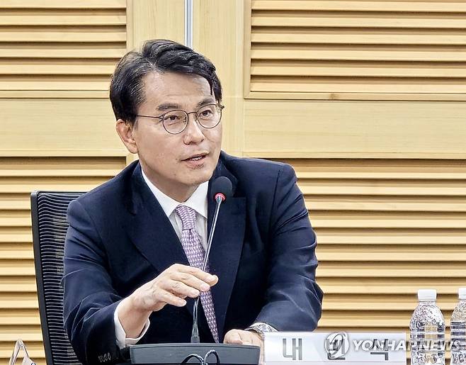 인사하는 국민의힘 윤상현 의원 (서울=연합뉴스) 김주환 기자 = 국민의힘 윤상현 의원이 8일 서울 국회의원회관에서 열린 '게임산업 성장·수출 지원을 통한 청년 일자리 창출' 토론회에서 인사하고 있다. 2025.5.8 jujuk@yna.co.kr