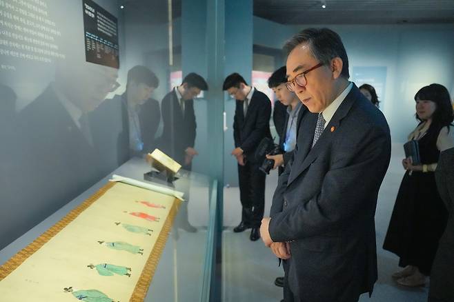 조선시대 통신사 특별전 관람하는 조태열 외교부 장관 [외교부 제공]